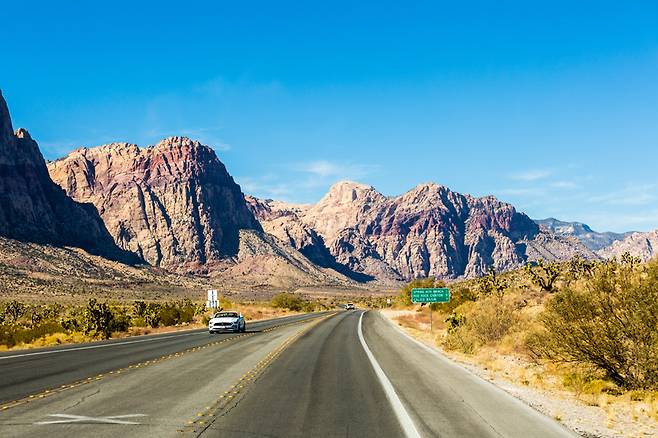 울긋불긋한 바위가 파도처럼 출렁인다. 스릴 넘치는 모험에 끌린다면, 네바다로!