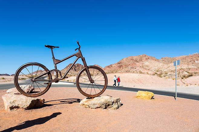 ‘타다’의 시작은 자전거. 대형 자전거 조형물 앞에서 출발