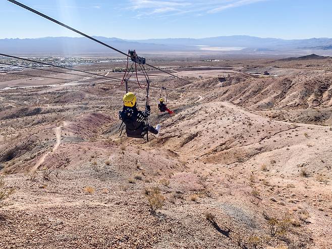 바람을 시원하게 가르는 집라인. 짜릿하다