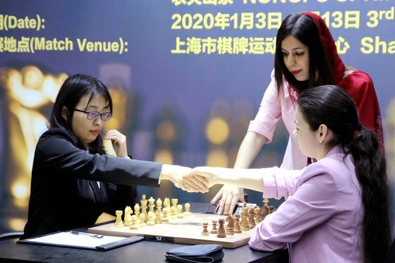 이란 체스 심판 쇼흐레 바야트가 지난 6일 중국 상하이에서 열린 '2020 여성 세계 체스 챔피언십' 심판을 보고 있다. 그의 옆이나 뒤에서 보면 히잡을 머리 끝에 걸치고 있는게 보인다. [로이터=연합뉴스]