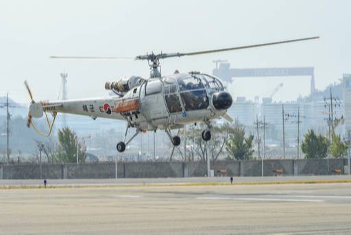 해군에서 퇴역한 알루에트(ALT)-Ⅲ 해상작전헬기가 마지막 비행을 마치고 착륙하고 있다. 세계일보 자료사진