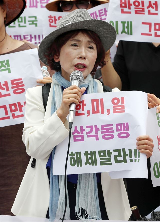 주옥순 엄마부대 대표가 지난해 8월 서울 종로구 옛 일본대사관 앞에서 기자회견을 갖고 문재인 정권을 향해 일본정부에 사과하라고 촉구하고 있다. 뉴스1