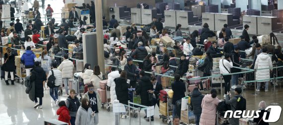 설 연휴를 앞둔 21일 인천국제공항 출국장 카운터가 붐비고 있다. / 사진=뉴스1