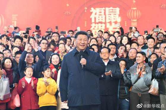 20일 윈난과 쿤밍을 방문해 시민들에게 설 인사를 하고 있는 시진핑 [신화시점]