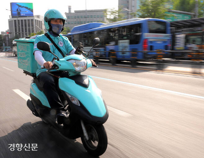 ‘배달의민족’ 소속의 한 배달 노동자가 음식 배달을 위해 오토바이를 타고 서울 종로거리를 달리고 있다. 김창길 기자
