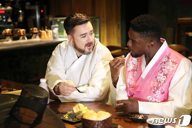 방송인 샘 해밍턴(왼쪽), 샘 오취리 한복 인터뷰 / 뉴스1 © News1 권현진 기자