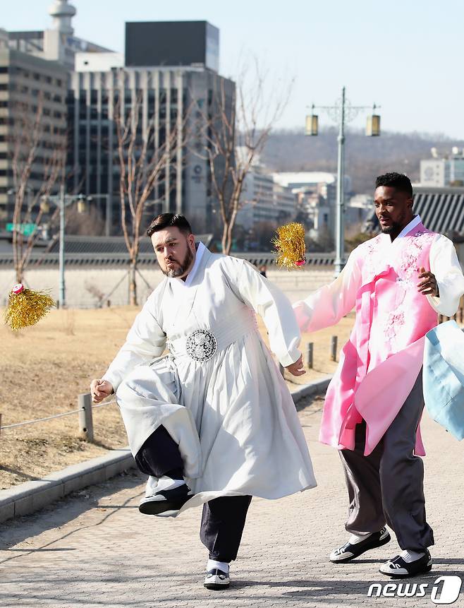 서울 경복궁, 방송인 샘 해밍턴(왼쪽), 샘 오취리 한복 인터뷰 / 뉴스1 © News1 권현진 기자