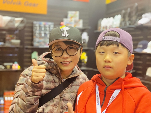 ‘땅콩 골퍼’ 김미현(왼쪽)이 엄마처럼 유명한 골프 선수가 되고 싶다는 꿈을 지닌 초등학교 4학년 아들 이예성군과 23일 미국 올랜도 PGA쇼 전시관에서 포즈를 취했다./민학수 기자