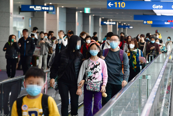 신종 코로나바이러스로 인한 '우한 폐렴' 사망자가 중국에서 급증하는 가운데 23일 인천국제공항에서 탑승객들이 마스크를 쓴 채 걷고 있다./연합뉴스