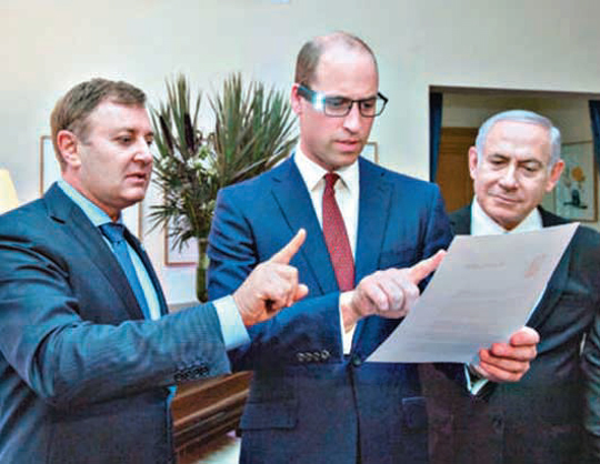 윌리엄 영국 왕세손(가운데)이 2018년 6월 이스라엘을 방문했을 때 오캠의 ‘마이아이2’를 사용해 문서를 읽고 있다. 왼쪽은 지브 아비람 오캠 공동창업자, 오른쪽은 베냐민 네타냐후 이스라엘 총리. 사진=오캠 홈페이지