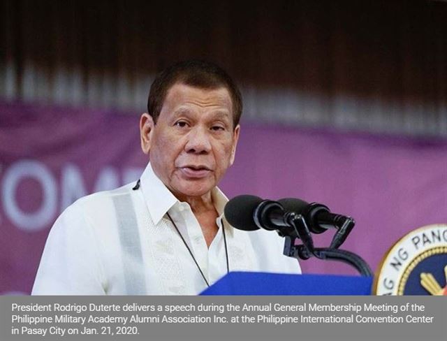 두테르테 대통령이 지난 21일 필리핀 국제컨벤션센터서 열린 육군사관학교 동문회 행사에서 연설하고 있다. 필리핀 스타 캡처