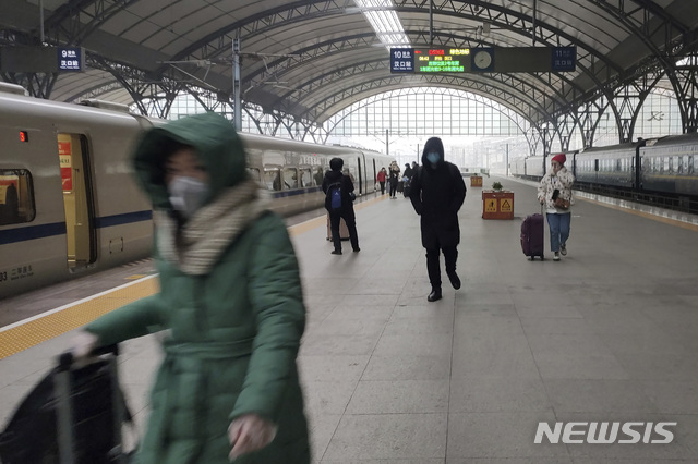 [우한=AP/뉴시스] 폐렴이 강타한 중국 우한에서 23일 봉쇄령이 내려지기 직전 몇몇 사람들이 기차역 플랫폼에서 마스크를 쓴 채 걸어가고 있다. 2020.01.23