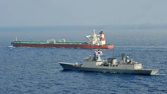 청해부대 왕건함이 대형 민간 선박을 호위하고 있다.