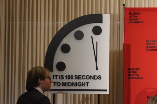 100초 전까지 당겨진 지구종말 시계 (워싱턴=연합뉴스) 미국 핵과학자회(BAS)는 23일(현지시간) 미 워싱턴DC에서 100초를 남겨둔 지구종말 시계를 공개했다. 2020.1.23. photo@yna.co.kr [촬영 로렌킴]