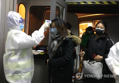 지난 22일(현지시간) 중국 우한에서 온 승객들을 대상으로 한 베이징 공항 당국의 체온 검사 [AP=연합뉴스]