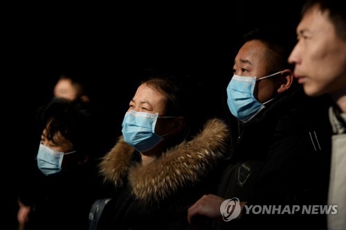 24일 베이징의 기차역에서 마스크를 쓰고 기차를 기다리는 승객들 [AFP=연합뉴스]