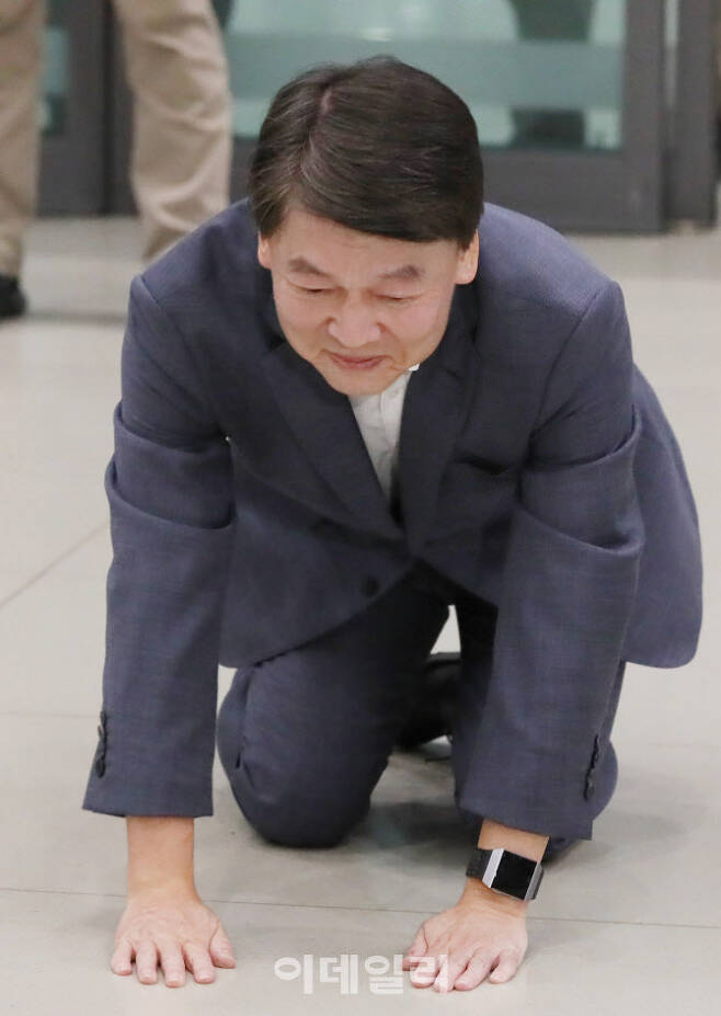 안철수 전 국민의당 대표가 19일 오후 인천국제공항 제1여객터미널을 통해 귀국한 뒤 절을 하고 있다. (사진=이데일리 이영훈 기자)