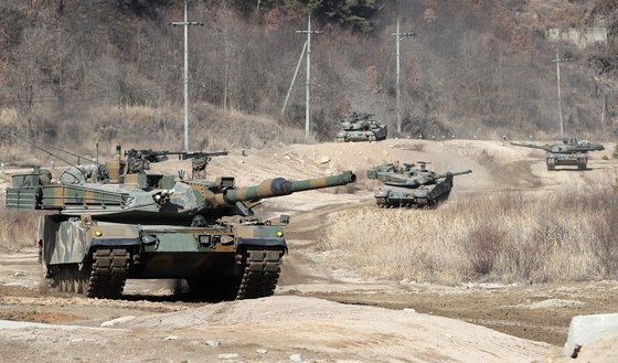 지난해 육군 제8기계화보병사단 소속 K1A2전차가 야외 실기동훈련을 하고 있다. 장비 운용에는 유류가 쓰인다. [사진 연합뉴스]
