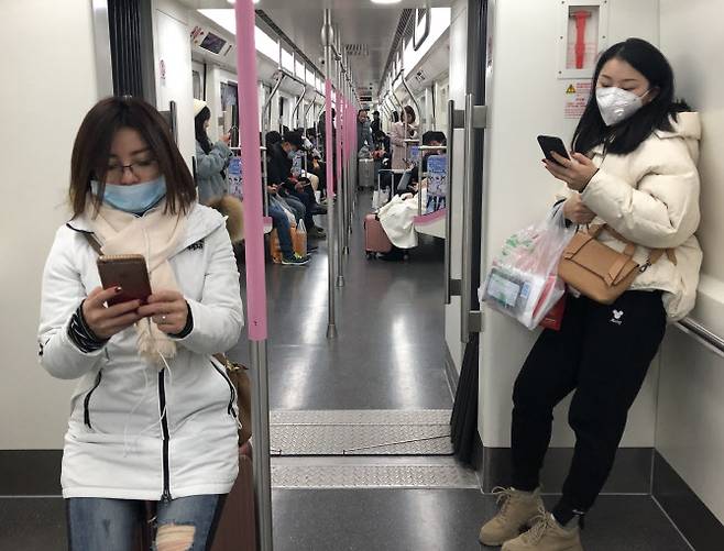 21일 중국 후베이성 우한시의 지하철에서 대부분 시민들이 마스크를 쓰고 있다. (사진=연합뉴스)