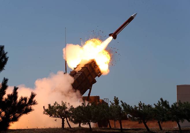 충남 보령 공군 대공사격장에서 패트리엇 미사일이 발사되고 있는 모습. 탄도미사일 방어체계의 기본으로, 우리 군은 2016년 최신 체계인 ‘PAC-3’ 도입을 결정했다. 연합뉴스