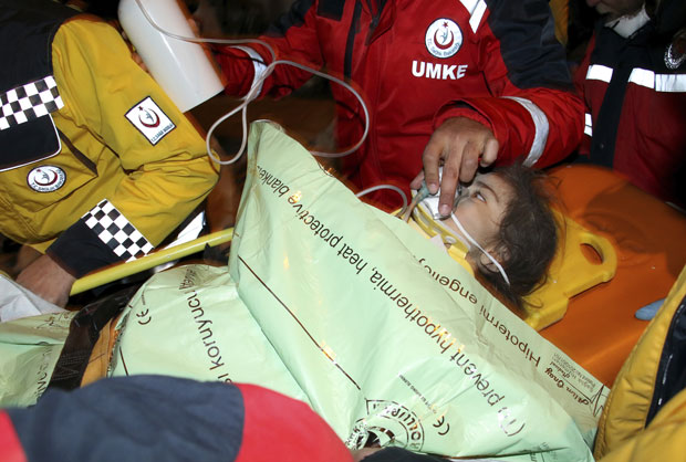 구조 직후 병원으로 이송되고 있는 꼬마의 모습./사진=AP 연합뉴스