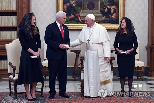 VATICAN USA PENCE 마이크 펜스 미국 부통령을 접견하는 프란치스코 교황(오른쪽에서 두번째). [EPA=연합뉴스]