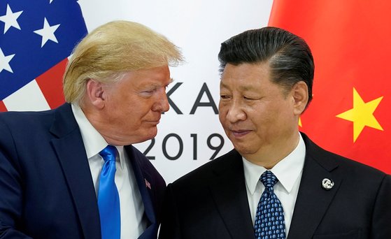 지난해 6월 일본 오사카에서 만난 도널드 트럼프 미국 대통령과 시진핑 중국 국가주석. 한창 무역전쟁을 벌이고 있던 양국 정상이 서로를 바라보는 눈초리가 예사롭지 않다. [로이터=연합뉴스]