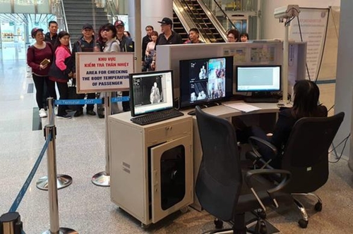 다낭 공항에서 중국인 단체 관광객을 대상으로 발열 검사를 하는 모습 [투오이째 캡처]