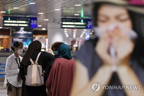 말레이시아 공항의 '신종코로나' 검역 [로이터=연합뉴스]