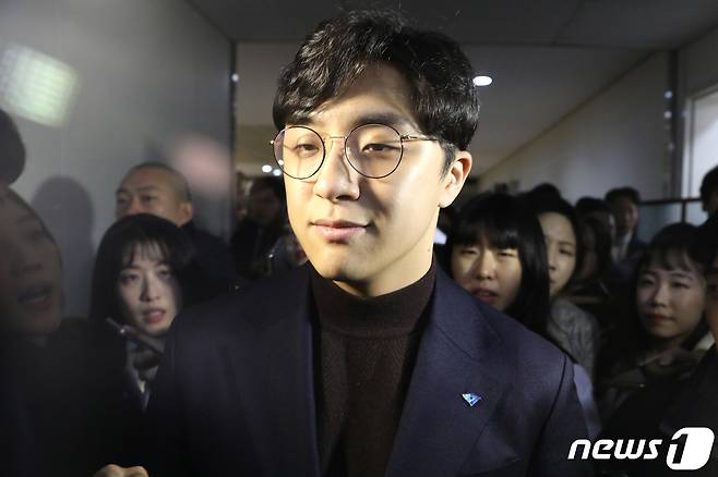 더불어민주당 영입인재 2호인 원종건 씨가 28일 오전 서울 여의도 국회 정론관에서 미투 의혹 관련 기자회견을 마치고 나서고 있다. 2020.1.28/뉴스1 © News1 임세영 기자