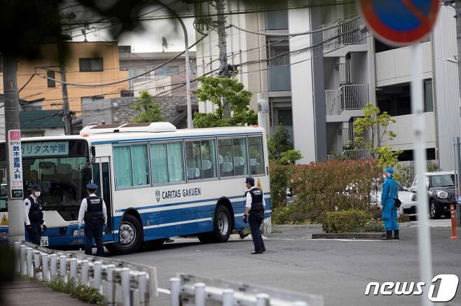 일본 가나가와(神奈川)현 가와사키(川崎)에서 주행 중인 초등학교 버스. © AFP=뉴스1