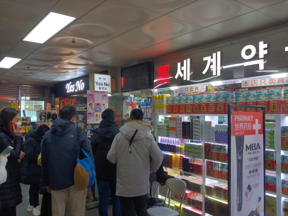 28일 오전 서울 명동지하쇼핑센터 한 약국 앞에 마스크를 구하려는 관광객들이 줄을 서 있다. 사진=김성호 기자