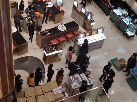 28일 오전 롯데면세점 마스크 판매대 앞에 중국인 고객들이 줄을 늘어선 모습. 사진=김성호 기자