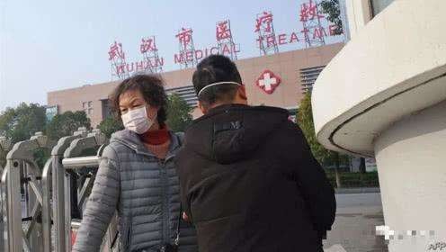 우한의 한 병원 앞에서 마스크를 끼고 대기하는 우한 시민들. 이유리씨 제공