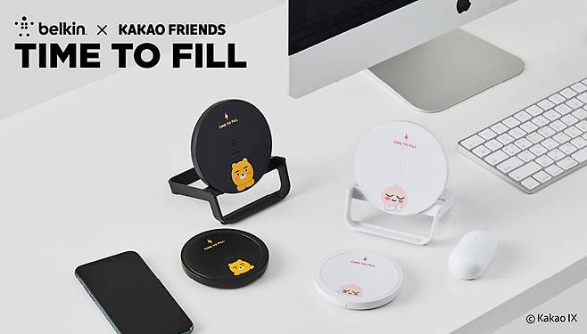 바닥에 놓는 패드형과 스마트폰을 가로/세로로 배치할 수 있는 스탠드형이 함께 출시됐다. (제공=카카오IX)