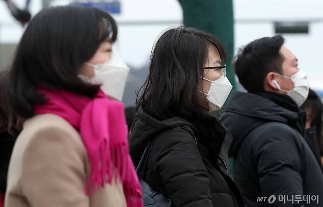 중국에서 시작된 신종 코로나바이러스(우한 폐렴) 공포가 확산되고 있는 28일 오전 서울 종로구 세종로 네거리에서 시민들이 마스크를 쓴 채 발걸음을 옮기고 있다. / 사진=김창현 기자 chmt@