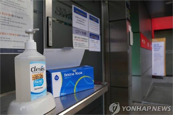 우한 폐렴 공포가 전 세계적으로 확산되고 있는 23일 오전 서울 시내 응급실 앞에 손 세정제가 비치돼 있다. (사진=연합뉴스)