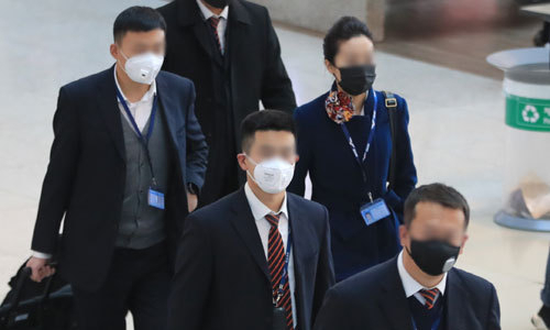인천국제공항 제1여객터미널 출국장에서 승무원들이 마스크를 쓰고 이동하고 있다. 연합뉴스