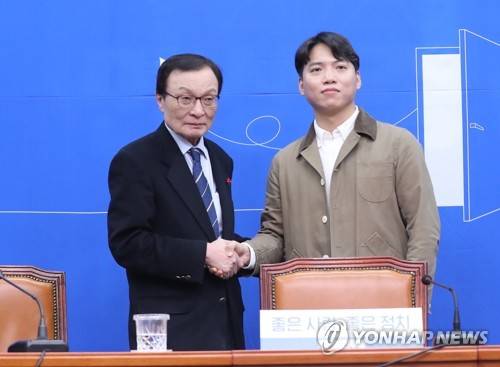 14번째 영입인사와 인사하는 민주당 이해찬 대표 (서울=연합뉴스) 안정원 기자 = 더불어민주당 이해찬 대표가 28일 오전 서울 여의도 국회 당대표회의실에서 14번째 영입인사인 청년창업가인 미텔슈탄트 조동인 대표와 인사하고 있다. jeong@yna.co.kr