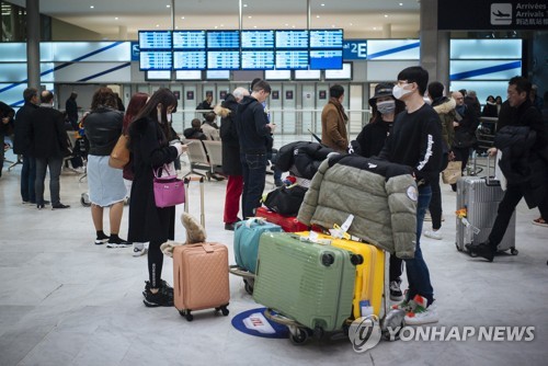베이징에서 온 여행객들이 27일 파리 샤를드골공항에 도착하고 있다. [AP=연합뉴스]
