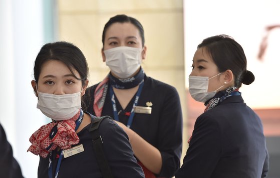 25일(현지시간) 호주 시드니 공항에서 상하이발 중국동부항공 소속 항공 승무원들이 마스크를 쓰고 도착하고 있다. 호주에서도 코로나바이러스 감염이 확인됐다. [AFP=연합뉴스]