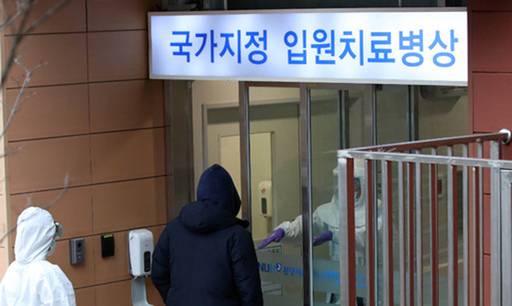 지난 28일 경기 성남시 분당서울대병원 내 국가지정 입원치료병상에서 신종 코로나바이러스 감염증(우한 폐렴) 의심 환자가 이송되고 있다. 성남=뉴시스