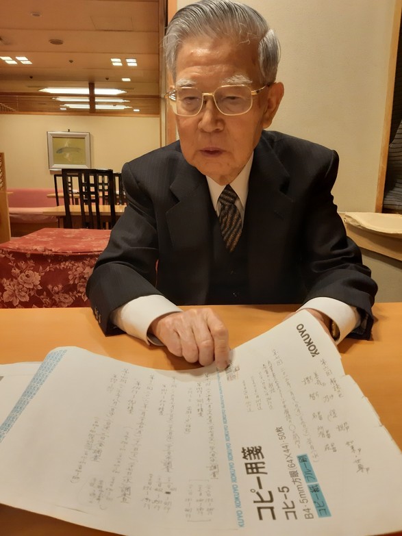 지난 28일 일본 나라 시내 호텔에서 만난 고바야시 교수. 일본 고찰 도다이사 소장 신라 화엄경 사경을 복제한 텍스트북을 펼쳐놓고 사경의 글자와 각필에 대해 설명하고 있다.