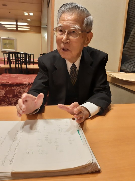 지난 28일 일본 나라 시내 호텔에서 만난 고바야시 교수. 일본 고찰 도다이사 소장 신라 화엄경 사경을 복제한 텍스트북을 펼쳐놓고 사경의 글자와 각필에 대해 설명하고 있다.