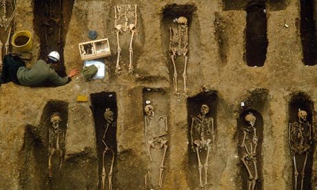 영국 런던의 이스트스미스필드(현 조폐국 부지)에서 발굴된 14세기 흑사병 희생자 유골. [중앙포토]