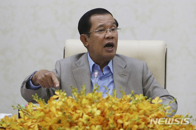 [프놈펜=AP/뉴시스] 30일 캄보디아의 훈 센 총리가 생중계 텔레비전 연설로 신종 코로나 감염증을 너무 걱정하지 말라고 강권하고 있다  2020. 1. 20.