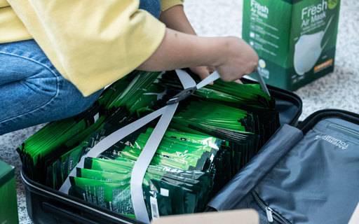 인천국제공항 제1여객터미널에서 중국 관광객들이 자국으로 가지고 갈 마스크를 포장하고 있다. 뉴스1