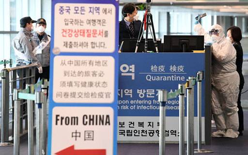 인천공항 내 고정검역대에서 간호장교와 군의관이 검역 관계자들과 이야기를 나누고 있다. 연합뉴스