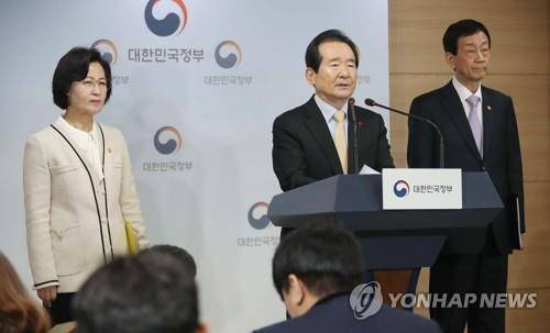 정세균 총리, 권력기관 개혁 후속조치 추진계획 발표 (서울=연합뉴스) 김승두 기자 = 정세균 국무총리가 31일 정부서울청사에서 특권 없는 공정한 사회를 위한 '권력기관 개혁 후속조치 추진계획'을 발표하고 있다. 왼쪽부터 추미애 법무부 장관, 정 총리, 진영 행정안전부 장관. 2020.1.31 kimsdoo@yna.co.kr