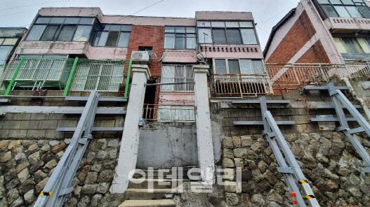 안양시 만안구 안양8동 일대 상록지구 내 주택가. 담장 붕괴방지를 위해 시에서 지지대로 보수 공사를 내놨다.(사진=강신우 기자)